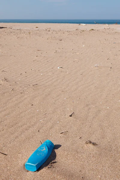 Zanieczyszczenia - plastikowa puszka na plaży Obrazy Stockowe bez tantiem