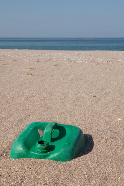 Umweltverschmutzung - Plastikkanister am Strand Stockbild