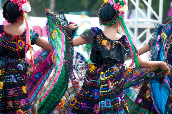 Meksikalı dansçılar.