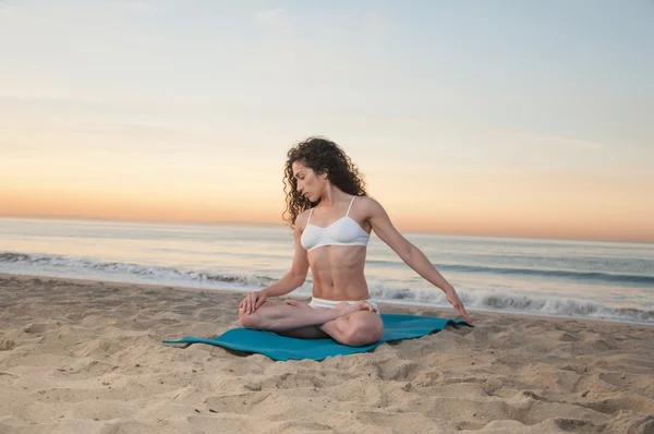 Mujer de yoga de playa —  Fotos de Stock