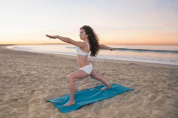 Plaża joga kobieta — Zdjęcie stockowe