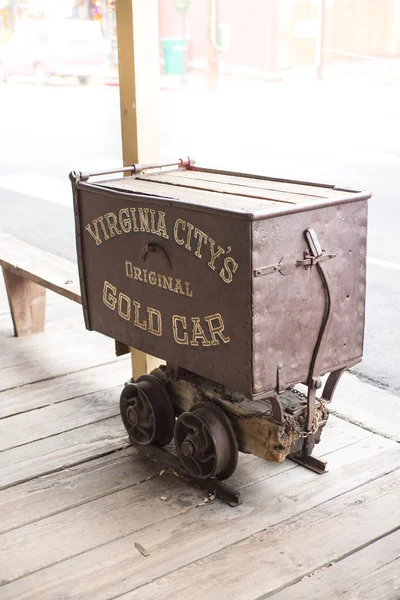 Старый золотой фургон — стоковое фото