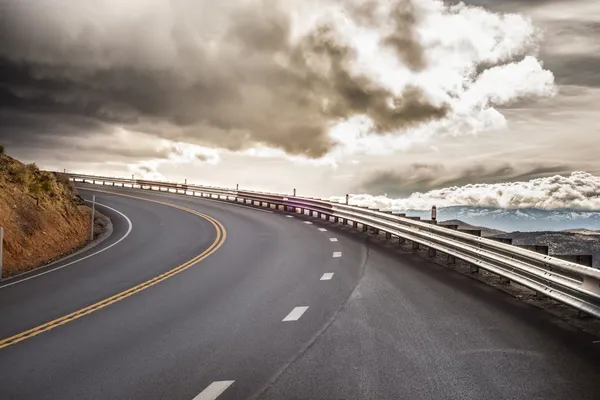 Curva de estrada do céu — Fotografia de Stock