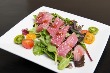 Ahi tuna salatası