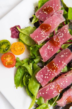 Ahi tuna salatası