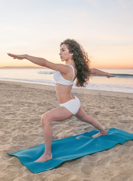 Strand yoga vrouw — Stockfoto