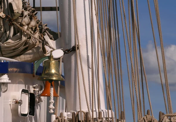 Una campana dorada en un barco Imagen de archivo