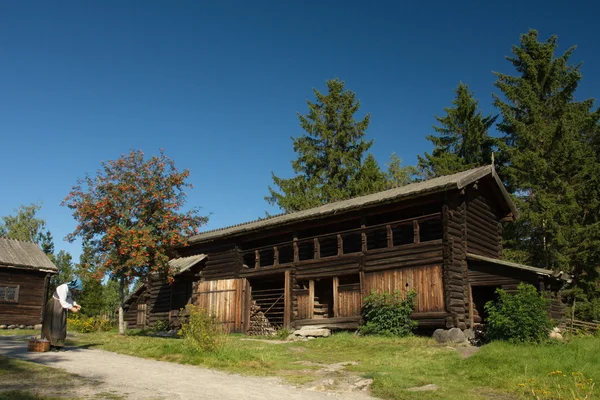 Un fienile tradizionale in legno — Foto Stock