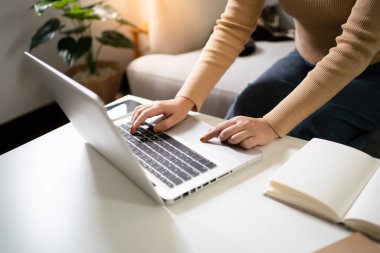 Ağaçta taze sarı limonlar.