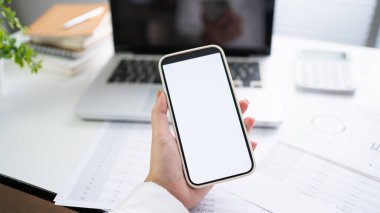 Kadınların cep telefonunun boş fotokopi ekranını tutarken çekilmiş görüntüsü. teknolojili akıllı telefon 