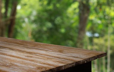 Boş ahşap masa üstü ve arka plan bulanıklığı metin pazarlama promosyonu için boş ahşap masa alanı. arkaplan için boş tahta tablo kopyalama alanı