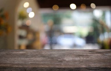 Soyut bulanık arkaplanın önündeki ahşap masa üstü. Metin pazarlama promosyonu için boş tahta masa. arkaplan için boş tahta tablo kopyalama alanı