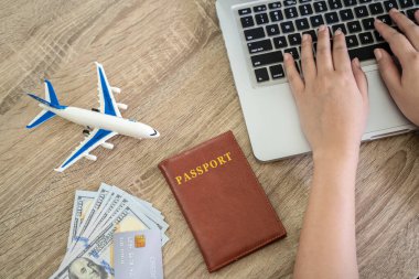 Kıdemli Asyalı kadın portresi güzel yaşlı kadın gülümsüyor. Orta yaşlı olgun Asyalı kadın..