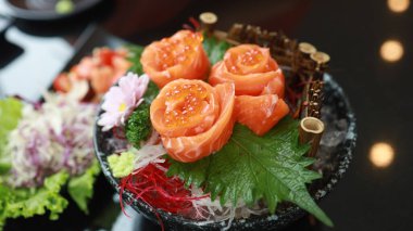 Somon balığı Japon yemeği. Restorandaki masada. Japon mutfağı Sashimi Somon Suşi 