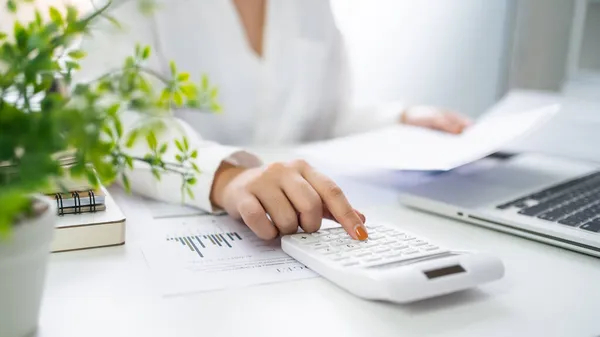 Auditor Interne Dienst Inkomsten Zakelijke Vrouwen Controleren Jaarlijkse Financiële Overzichten — Stockfoto