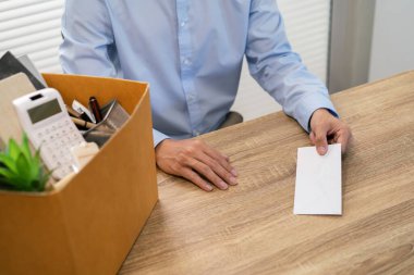 Patrona ve Holding Stuff 'a istifa mektubu göndermek Depresyon ya da ofiste karton kutu taşımak.