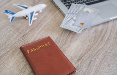 Kilo vermek için egzersiz yapan şişman bir kadın. Oturma odasındaki germe pozisyonlarında halterlerle egzersiz yapın Neşeli Şişman kadın diyeti sağlıklı yaşam tarzı 