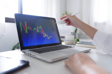 Yatırımcı evde şifreli para ticareti yapıyor. Finansal yatırım grafikleri için sermaye piyasası ön planı veya kriptografi için uygun tablo bilgisayar ekranında Mali Ekonomi Ticaret Borsası 