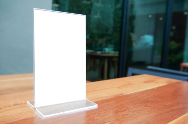 Menü çerçevesini düzenle. Bar restoranının kafesinde ahşap masanın üzerinde duruyordu. Metin için boşluk. Metin pazarlama promosyonu için menü boş..