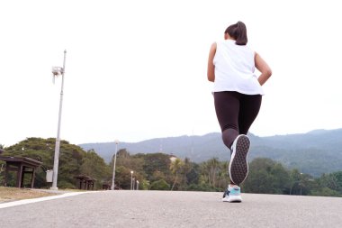 Koşu ayakkabısı bağlayan aktif sağlıklı bir kadın, koşucu sağlık hizmetleri ve konsept olarak koşuyor.