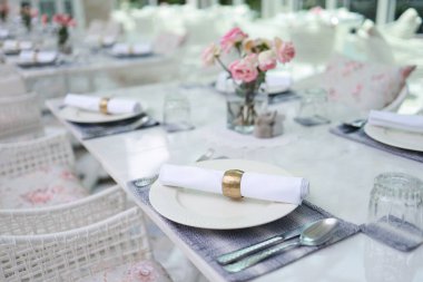 Düğün dekoru. Bir etkinlik ya da düğün resepsiyonu için masalar hazır. Lokantada yemek hazırlayan lüks bir masa. Bardaklar ve bulaşıklar. Şölen ve düğün salonu