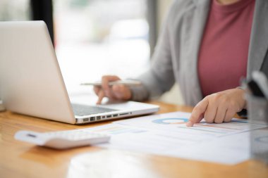 İş kadını dizüstü bilgisayarla çalışıyor. Eller klavyeye yazı yazıyor. Profesyonel yatırımcı yeni bir başlangıç projesi üzerinde çalışıyor. Ofiste iş planlama. Teknoloji sektörü kavramı. 