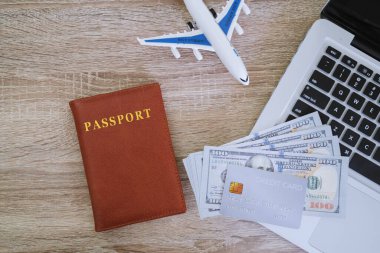 Beyaz üniformalı, mesleki doktor. Seminerde ya da hastanede Coronavirus sağlık hizmetlerinde tablet ve kağıtlarla profesyonel tıp doktoru.