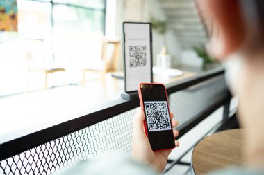 QR kodu ödemesi. Cüzdan. Adam tarama etiketi kabul edildi para olmadan dijital ödeme oluşturun. QR kodu çevrimiçi alışveriş nakit ödeme ve doğrulama teknolojisi taraması