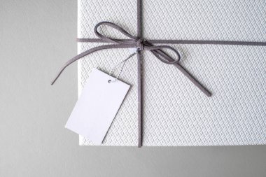 Sevgililer günü hediyesi. Romanti için hediye kutusu ve kırmızı kurdele.