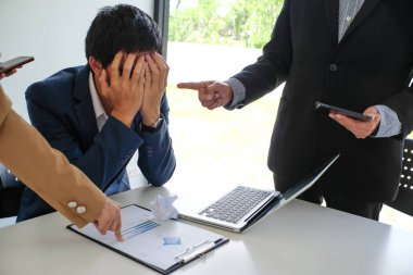 Beyaz üniformalı, mesleki doktor. Seminerde ya da hastanede Coronavirus sağlık hizmetlerinde tablet ve kağıtlarla profesyonel tıp doktoru.