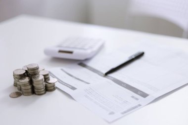 Gelecek ve emeklilik için para biriktir. Bozuk para yığınıyla.