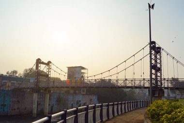 Anand Mohan Mathur Jhula Pul, Hindistan 'ın Madhya Pradesh kentinde bulunan bir asma köprü. Asma Köprü. Kablo Köprüsü. Halat Köprüsü.