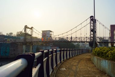 Anand Mohan Mathur Jhula Pul, Hindistan 'ın Madhya Pradesh kentinde bulunan bir asma köprü. Asma Köprü. Kablo Köprüsü. Halat Köprüsü.