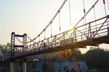 Anand Mohan Mathur Jhula Pul, Hindistan 'ın Madhya Pradesh kentinde bulunan bir asma köprü. Asma Köprü. Kablo Köprüsü. Halat Köprüsü.