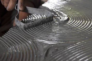 Erkek heykeltraşın aletini tutup kilde sanat yapmasına yakın durun. Çamur ustası kalıbı. Çamur modelliği.