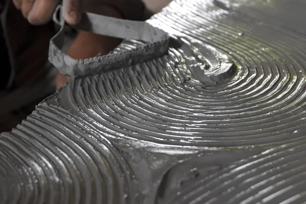 Gros Plan Sculpteur Masculin Tenant Outil Faisant Art Sur Argile — Photo