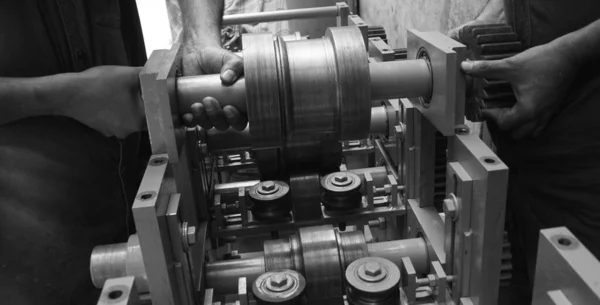 Torna Makinesi Nin Elinde Iki Kişinin Tuttuğu Metal Şaft Parçalarının — Stok fotoğraf
