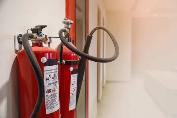 Yangın Söndürücü Benzin Pompası Sistemi Duvarda Güçlü Acil Durum Yangın Telifsiz Stok Fotoğraflar
