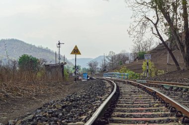 Güneşli bir yaz gününde Mhow, Indore, Madhya Pradesh yakınlarındaki Kalakund dağ köyünde tepe istasyonu ve demiryolu manzarası. Hint köyü. Mhow, Indore, Madhy yakınlarındaki Kalakund dağ köyünde istasyon ve demiryolu manzaralı bir manzara.