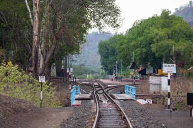 Güneşli bir yaz gününde Mhow, Indore, Madhya Pradesh yakınlarındaki Kalakund dağ köyündeki tren istasyonunun manzarası. Hint köyü.