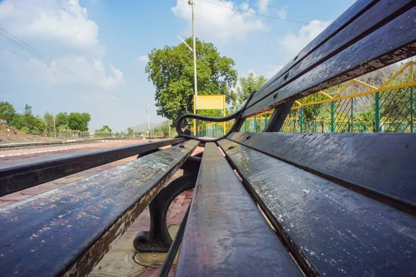Blank Tablicy Szyldu Kolejowego Siedzenia Ławki Stacji Kolejowej Platformy Indyjskiej — Zdjęcie stockowe