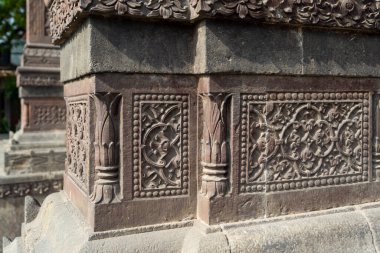 Krishnapura Chhatri, Indore, Madhya Pradesh 'in dekoratif duvar heykelleri. Hint Mimarisi. Hint tapınağının antik mimarisi..