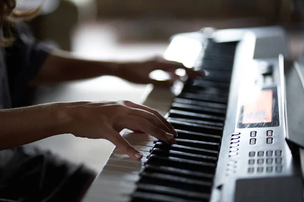 Muzycy położyli ręce na syntezatorze. Przycięty obraz osoby grającej na syntezatorze. Widok boczny — Zdjęcie stockowe