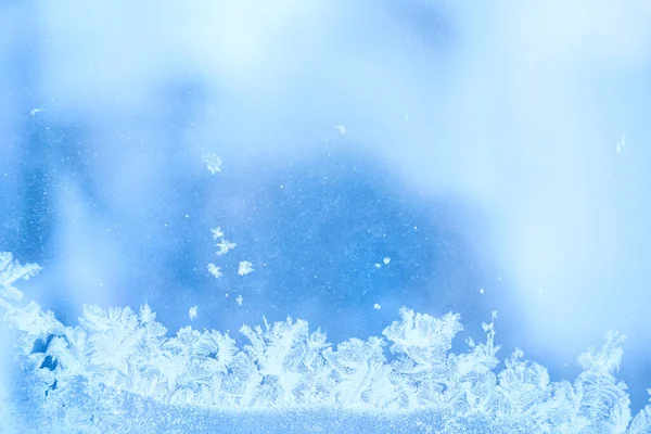 Gelo de inverno, fundo congelado. A textura do vidro fosco da janela. Fundo fresco fresco de flocos de neve. Inverno País das Maravilhas Cena — Fotografia de Stock