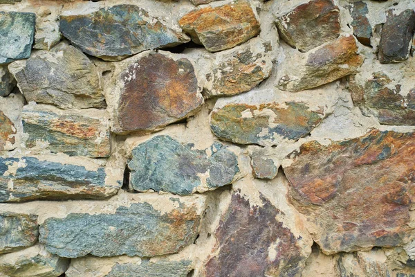En detaljerad bild av en stenmur. Gammal sten vägg struktur bakgrund för design och inredning. — Stockfoto