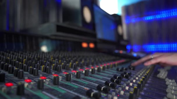 Professionell mixningskonsol i studio, ljudkontroll med LED-bakgrundsbelysning — Stockvideo
