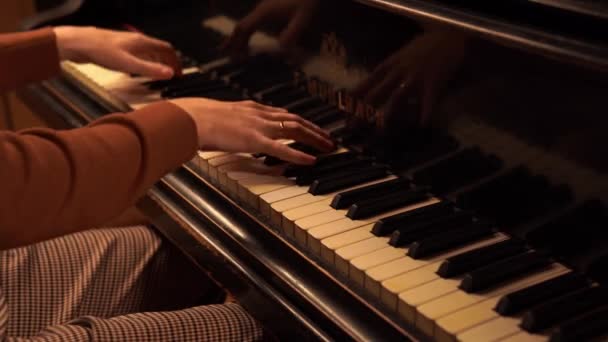 Kadın eli, yoğun hareket anında piyano tuşlarını çalar. Hızlı hareketler — Stok video