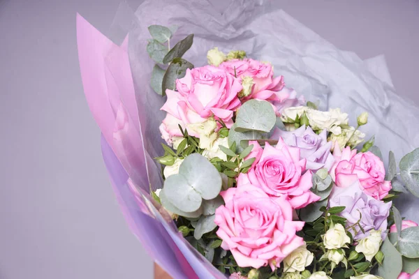 Gros plan d'un bouquet coloré de fleurs. Grandes roses roses. Sur un fond clair, vue du dessus, espace de copie — Photo