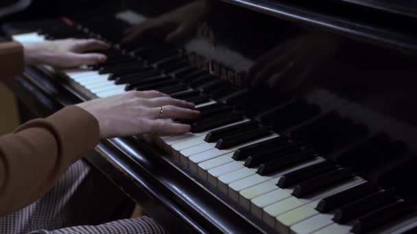 Жіночі руки готуються грати на клавішах піаніно. Спокійні дії — стокове відео