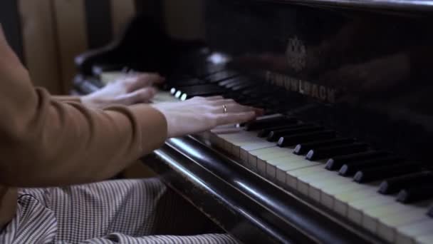 Le mani degli uomini suonano i tasti del pianoforte al momento dell'azione intensa. Movimenti veloci — Video Stock